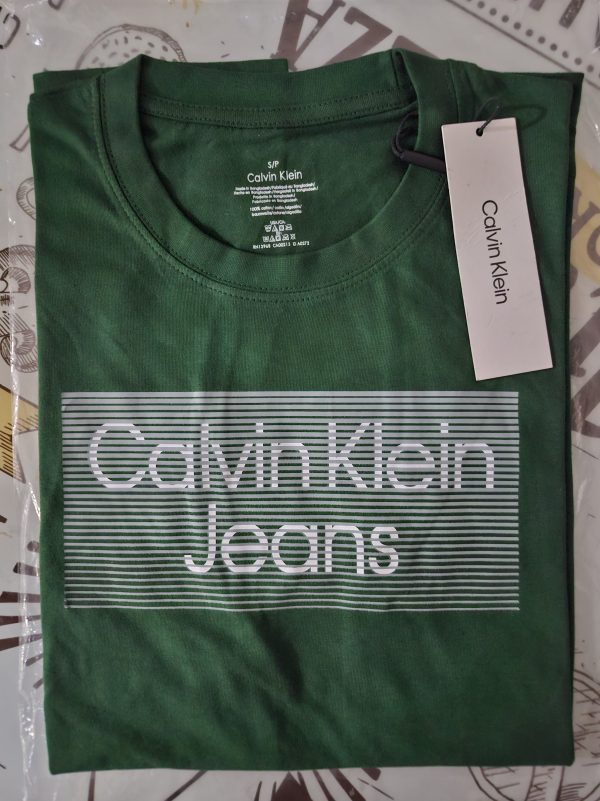 Esta polera de Calvin Klein, con un ajuste cómodo y fresco, es la opción ideal para un look relajado y básico para todo tipo de ocasiones. Características • Algodón • Mangas cortas • Cuello redondo • Parche con logo de Calvin Klein • Detalles distintivos de Calvin Klein Composición y cuidados • 100% Algodón